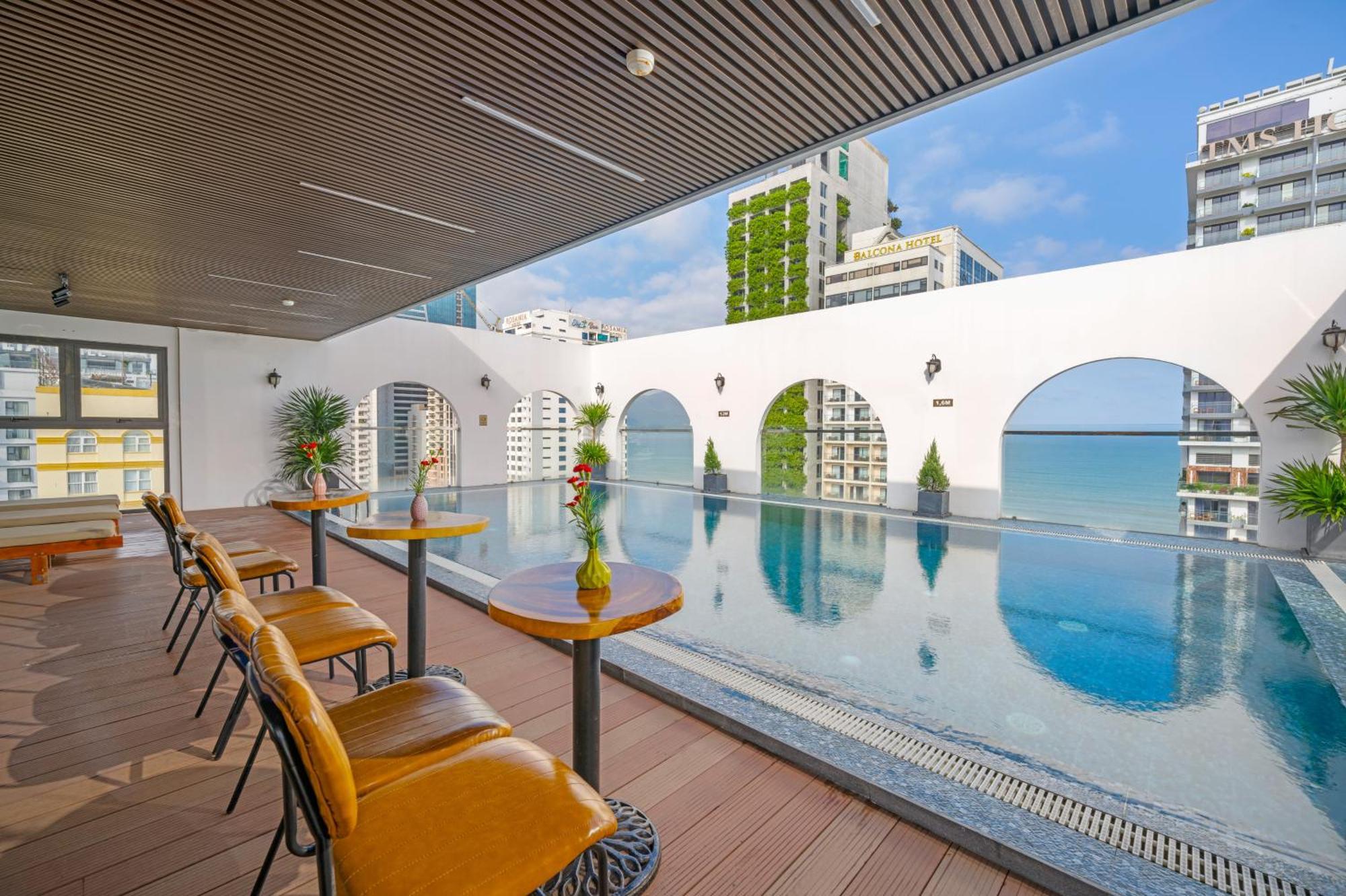 Golden Lotus - Rooftop Bar Sea View 4* Đà Nẵng