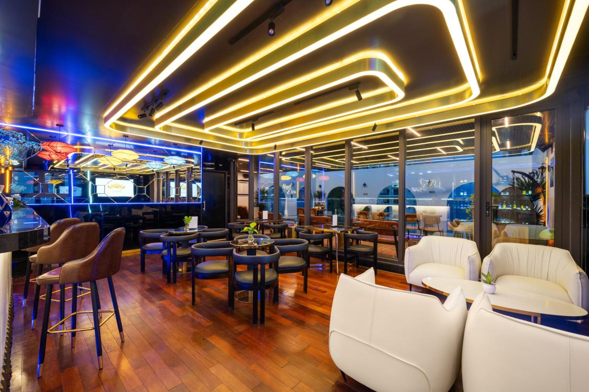 Golden Lotus - Rooftop Bar Sea View Khách sạn Đà Nẵng