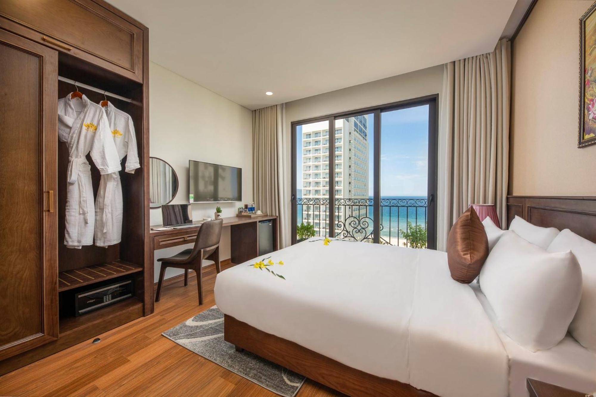 Khách sạn Golden Lotus - Rooftop Bar Sea View 4*