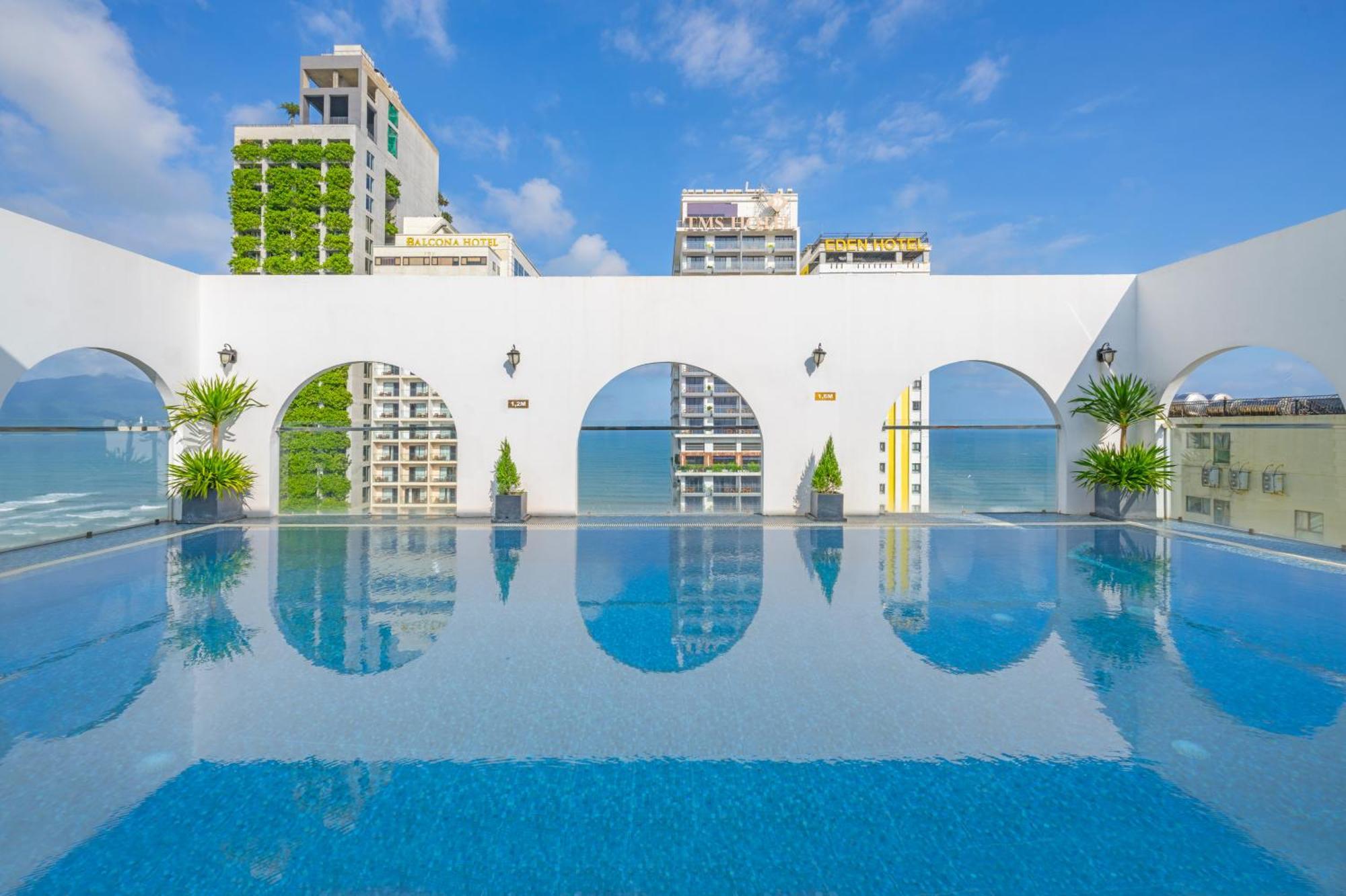 Hotel Golden Lotus - Rooftop Bar Sea View Đà Nẵng